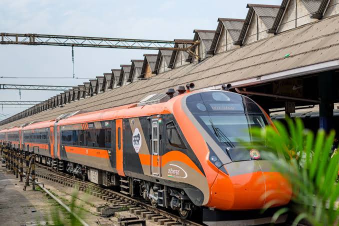 गोरखपुर-पाटलिपुत्र के बीच चलने वाली वंदे भारत एक्सप्रेस को कल हरी झंडी दिखाकर रवाना करेंगे पीएम मोदी