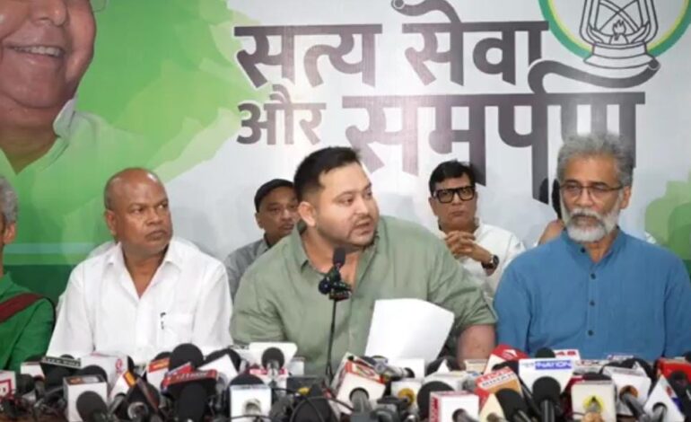 चुनाव आयोग पर आक्रमक हुई विपक्ष,राहुल-अखिलेश से लेकर ममता और तेजस्वी का दिखा विरोध