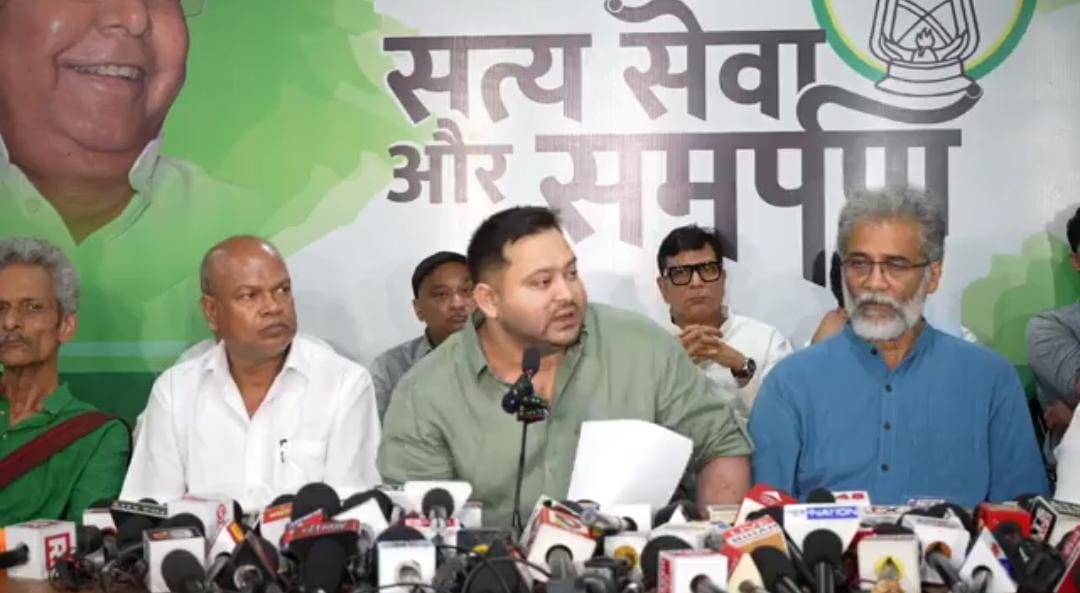 चुनाव आयोग पर आक्रमक हुई विपक्ष,राहुल-अखिलेश से लेकर ममता और तेजस्वी का दिखा विरोध
