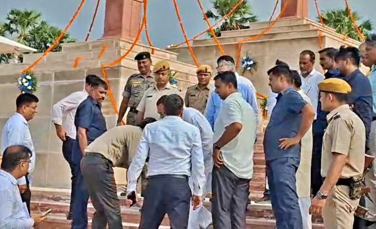 पटना DM के पैर छूते हुए नजर आए निशांत कुमार,जानिए क्या है पूरा मामला?
