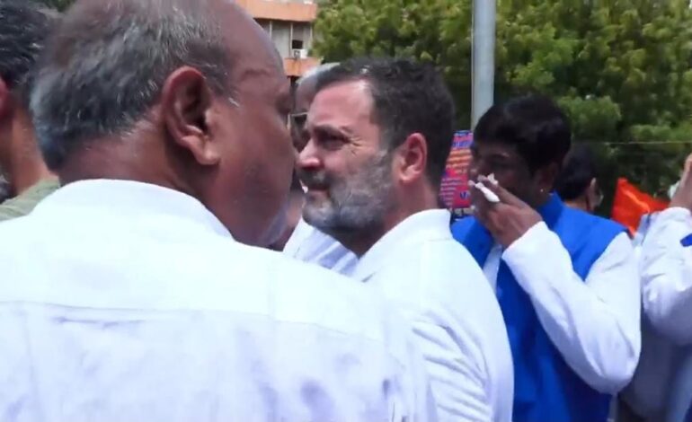 पटना पहुंचते हीं बंद के समर्थन में सड़कों पर उतरे राहुल गांधी,कांग्रेस कार्यकर्ताओं का दिखा हुजूम