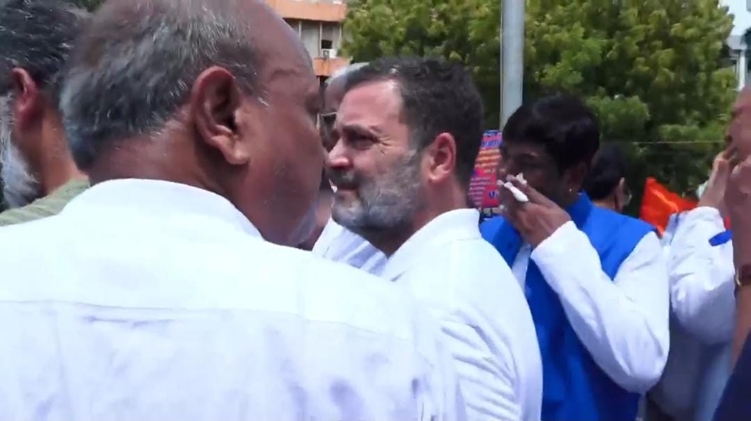 पटना पहुंचते हीं बंद के समर्थन में सड़कों पर उतरे राहुल गांधी,कांग्रेस कार्यकर्ताओं का दिखा हुजूम