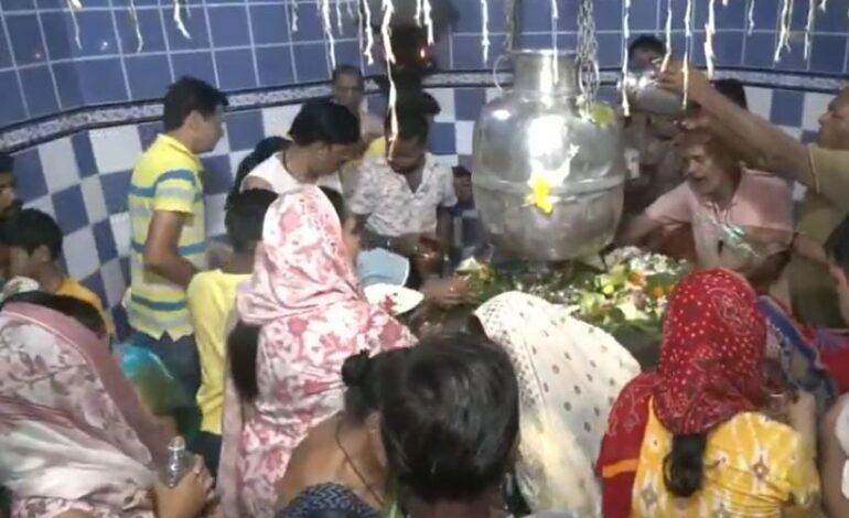 देवों के देव महादेव की पूजा-अर्चना के लिए श्रद्धालुओं की उमड़ी भारी भीड़,जयकारों से गूंज उठा मंदिर