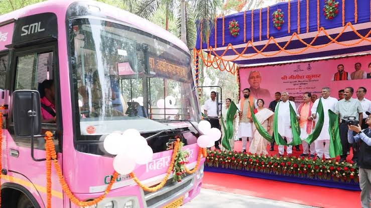पिंक बस में सफर करने वाली महिलाओं की बढ़ी छह गुना संख्या,बिहार सरकार की रंग लाई मेहनत