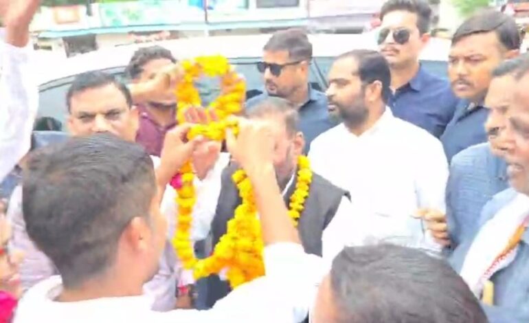 स्वामी प्रसाद मौर्य के साथ हो गया खेल,माला पहनाकर युवक ने दे दिया दनादन