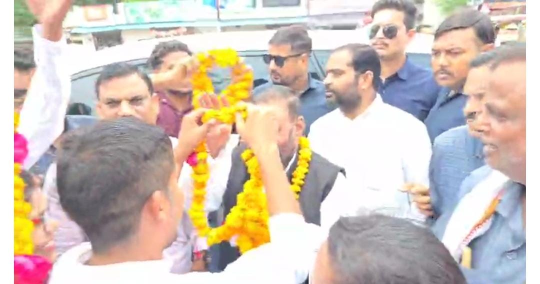 स्वामी प्रसाद मौर्य के साथ हो गया खेल,माला पहनाकर युवक ने दे दिया दनादन