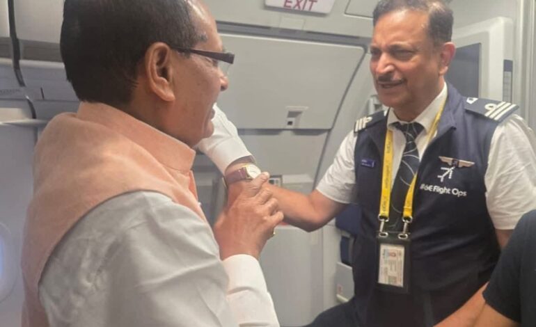 कैप्टन रूडी की फ्लाइट में यात्री बने शिवराज सिंह,बोले-आज आपने दिल जीत लिया