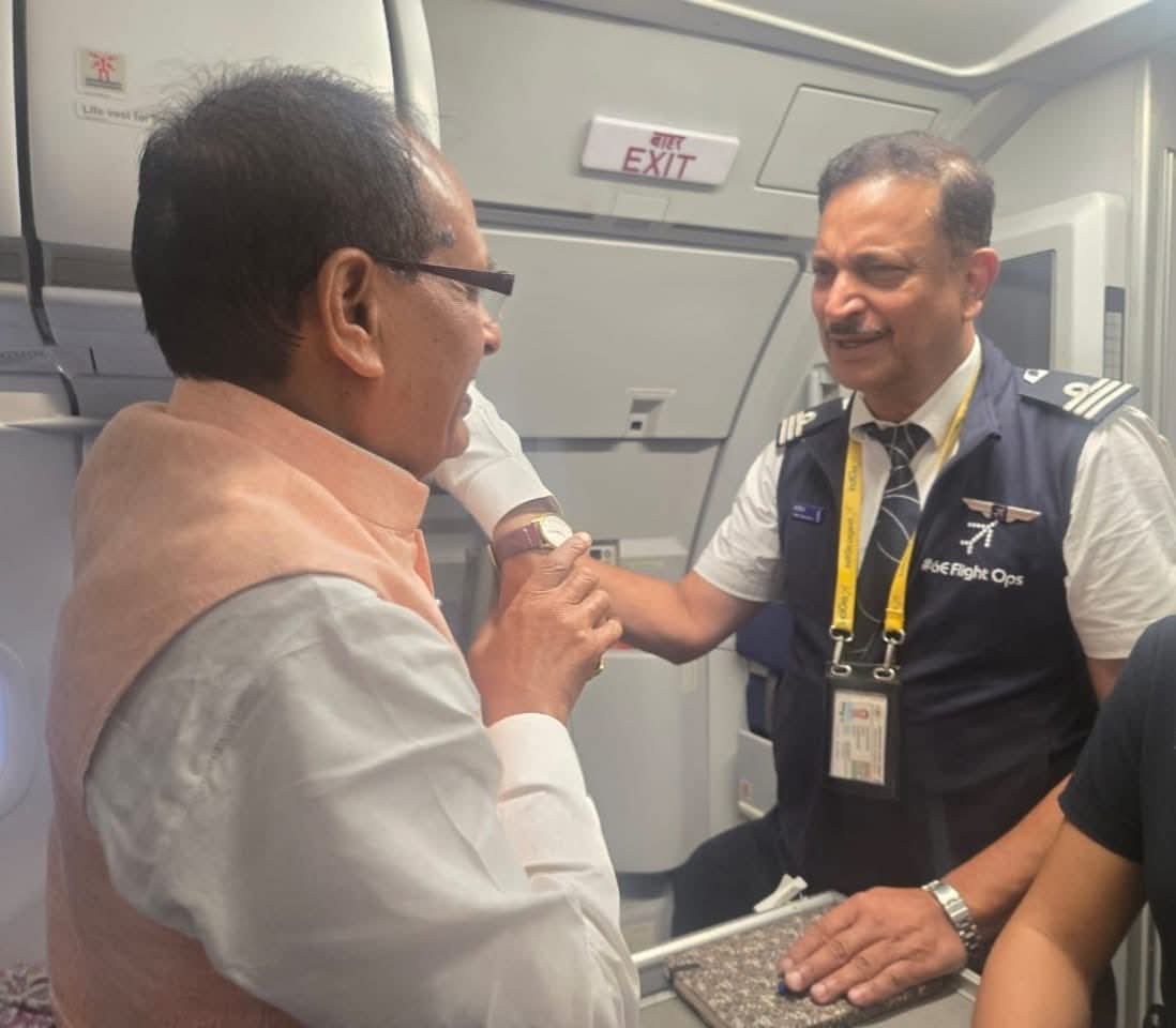 कैप्टन रूडी की फ्लाइट में यात्री बने शिवराज सिंह,बोले-आज आपने दिल जीत लिया