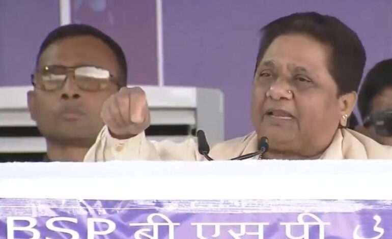 अखिलेश यादव पर मायावती ने साधा निशाना,योगी सरकार की करने लगी तारीफ