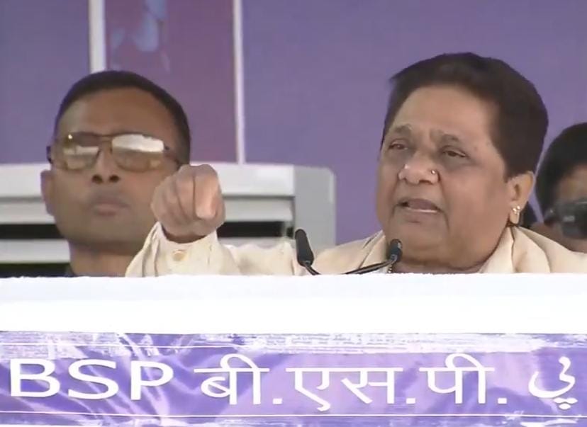 अखिलेश यादव पर मायावती ने साधा निशाना,योगी सरकार की करने लगी तारीफ