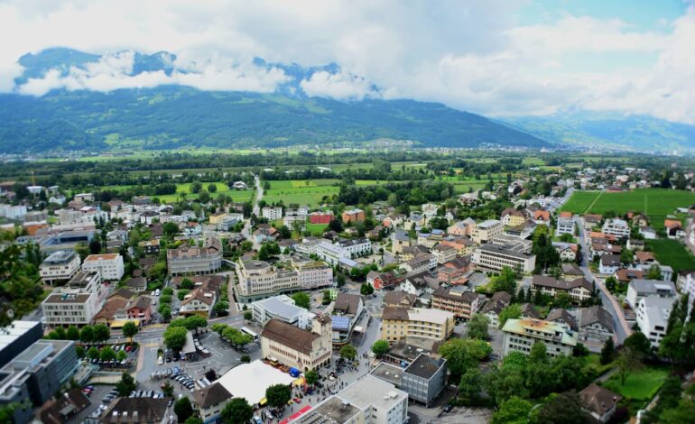 यह देश कैसे बन गया इतना अमीर?न एयरपोर्ट-न सेना और न ही है अपनी करेंसी