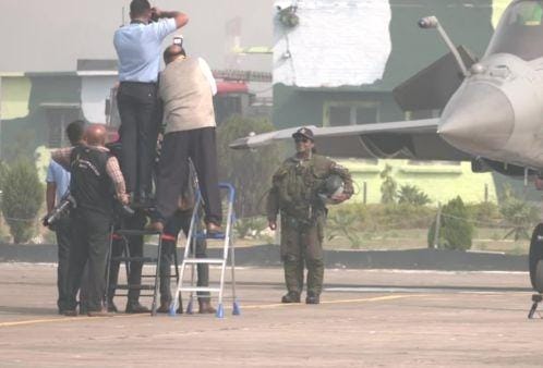 राष्ट्रपति द्रौपदी मुर्मू को एयरफोर्स जवानों ने दिया गार्ड ऑफ ऑनर,राफेल में भरी उड़ान