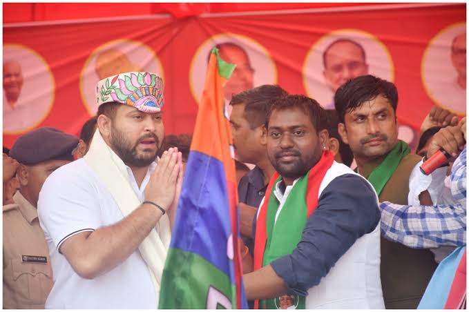 आखिर तेजस्वी के सामने क्यों झुके मुकेश साहनी और उनके भाई?