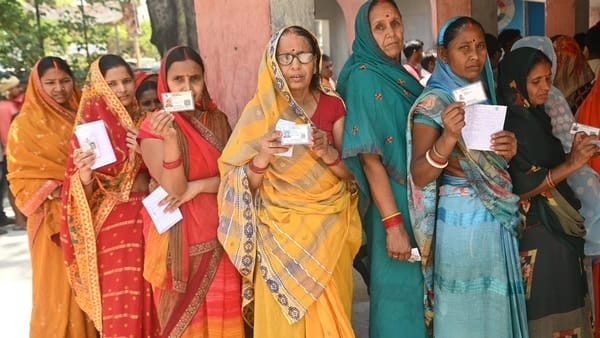 वोटिंग को लेकर लोगों में दिख रहा है सुबह से हीं उत्साह,इनकी किस्मत लगी दांव पर