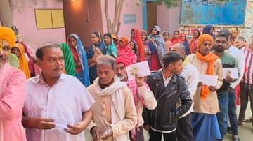 बिहार में मतदान जारी,EVM खराब होने के कारण कई बूथों पर वोटिंग में हुई देरी