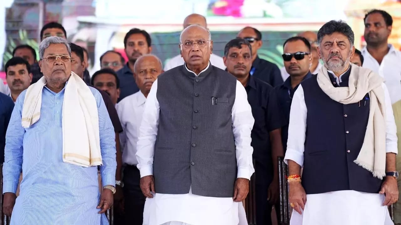 गहरी संकट में फंसी कांग्रेस,कर्नाटक CM को लेकर नहीं उठा पा रही है कोई ठोस कदम!