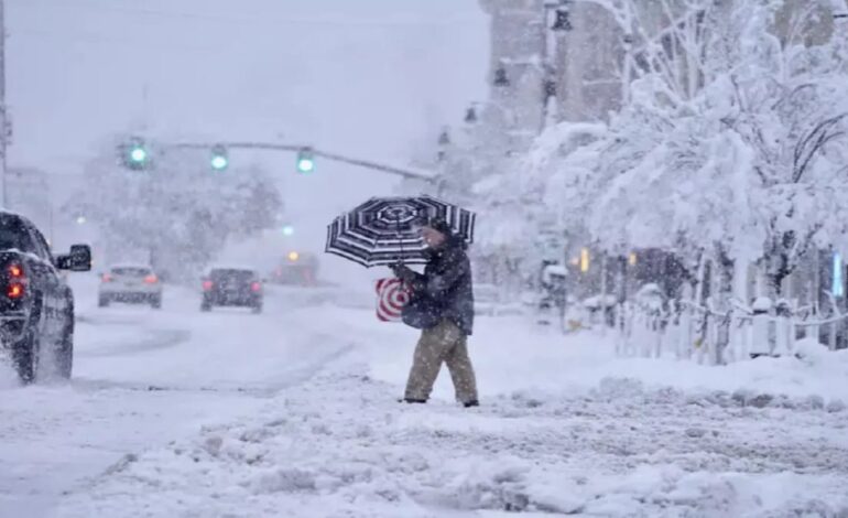 बारिश के साथ बर्फीले तूफान का जारी हुआ अलर्ट,इन राज्यों में और बढ़ेगी ठंड!