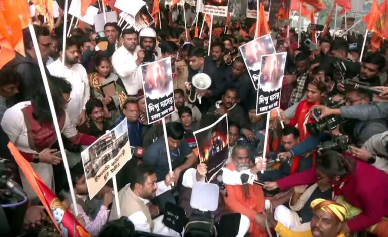 बीजेपी कार्यकर्ताओं और पुलिस के बीच हुई हाथापाई,बांग्लादेश मामले में बंगाल में दिखा तनाव!