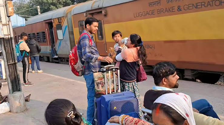 रेलवे ने आज से बढ़ाई टिकट की दाम!जानें किस श्रेणी में कितना बढ़ा किराया?