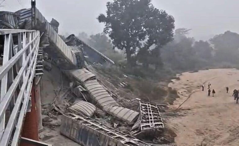 8 डिब्बे हुए बेपटरी,तीन नदी में गिरे,बिहार-झारखंड सीमा पर हुआ बड़ा ट्रेन हादसा
