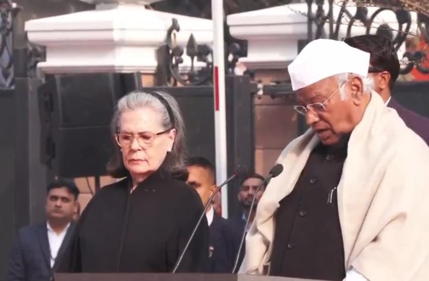 मोदी सरकार पर बरसे खरगे,संविधान और लोकतंत्र खतरे में है