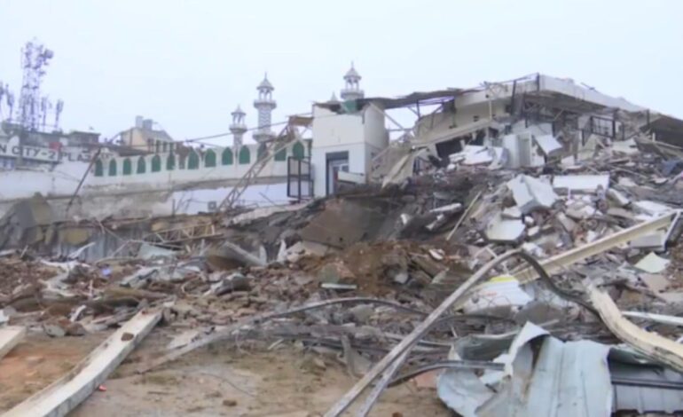 दिल्ली में मस्जिद के बाहर अतिक्रमण पर क्यों चला बुलडोजर,किसकी है जमीन,क्यों उठा विवाद?