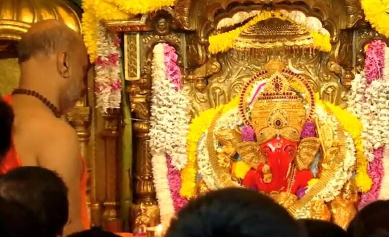 नए साल के मौके पर मंदिरों में उमड़ी लोगों की भीड़,देशभर में नए साल का जश्न