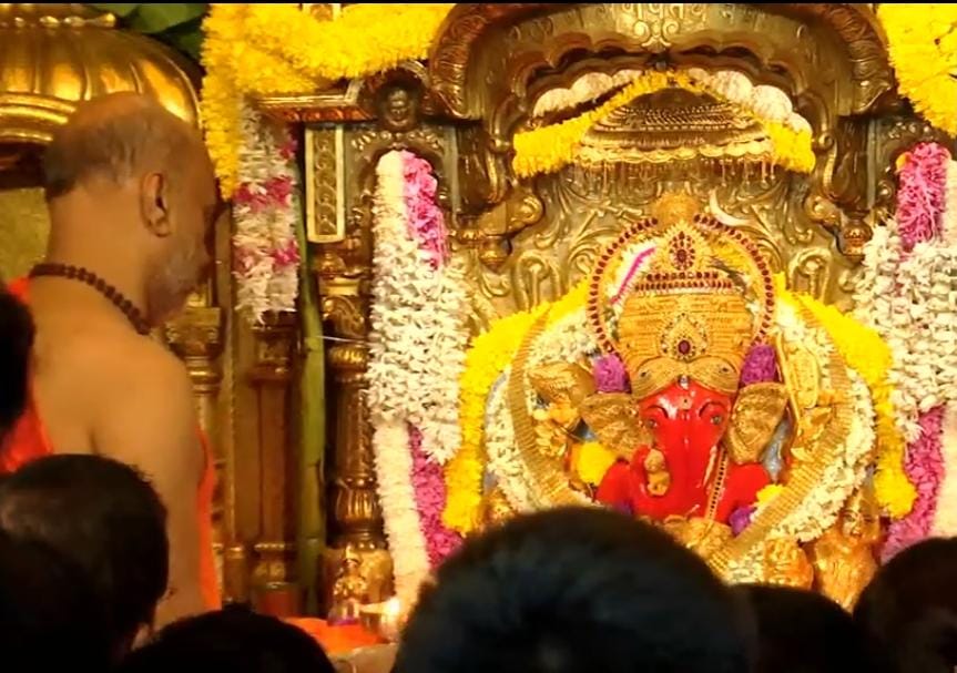 नए साल के मौके पर मंदिरों में उमड़ी लोगों की भीड़,देशभर में नए साल का जश्न