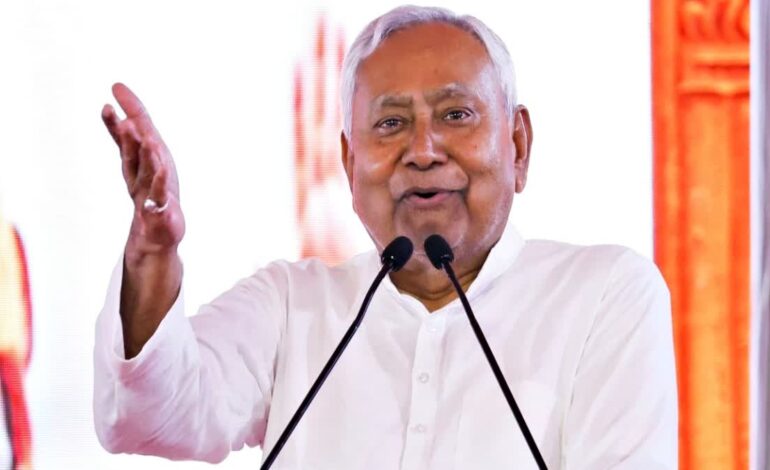 पटना में JDU कार्यकर्ताओं का प्रदर्शन,नीतीश कुमार को सीएम बने रहने के लिए रोने लगे नेता