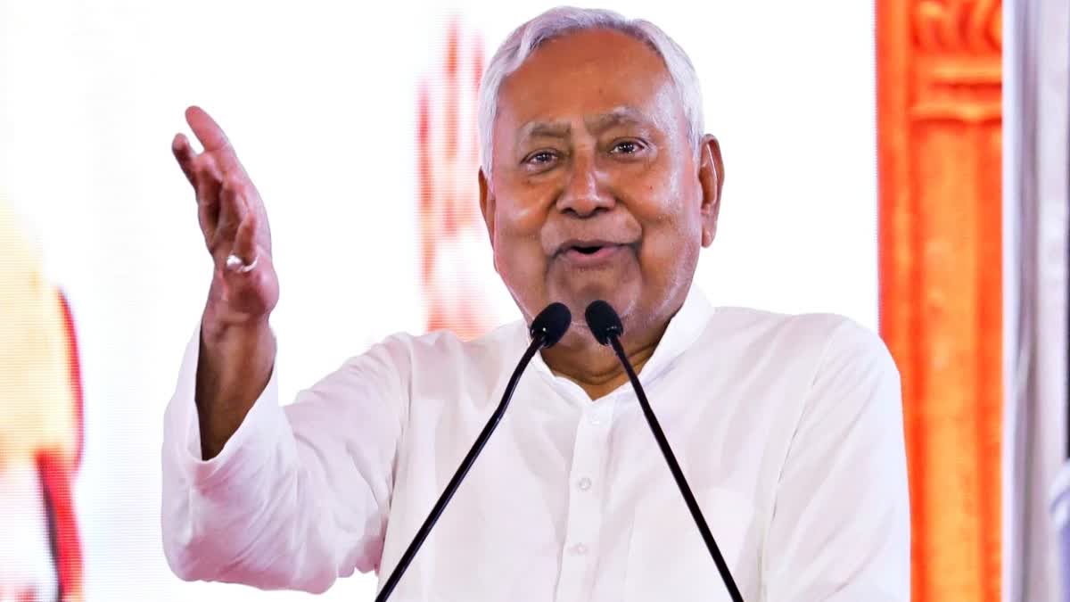 पटना में JDU कार्यकर्ताओं का प्रदर्शन,नीतीश कुमार को सीएम बने रहने के लिए रोने लगे नेता