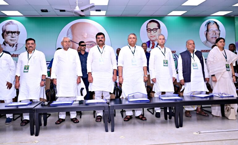 जेडीयू नेताओं के साथ बैठक में खुश दिखे नीतीश कुमार,पूरे बिहार का दौरा करेंगे निशांत कुमार