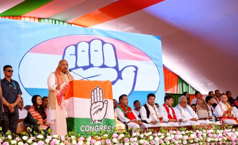 असम चुनाव के लिए कांग्रेस ने ऐलान किया 6 गारंटी,हर महिला के बैंक खाते में जाएंगे पैसा