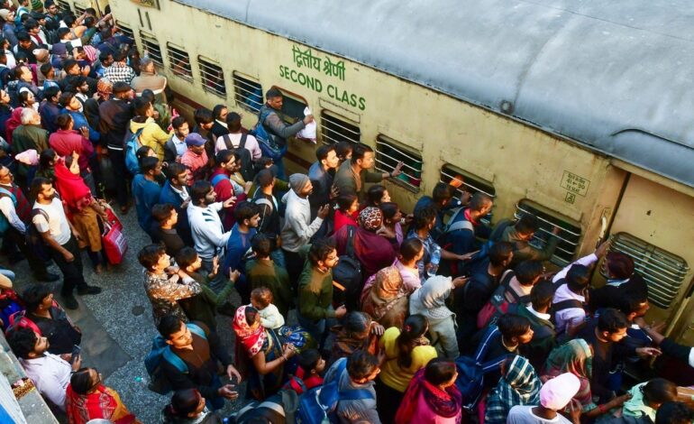 असम जाने वाली ट्रेनों में अचानक से बढ़ने लगी भीड़,बांग्लादेशी घोषित होने के डर से लोगों ने वोट करने का लिया निर्णय?