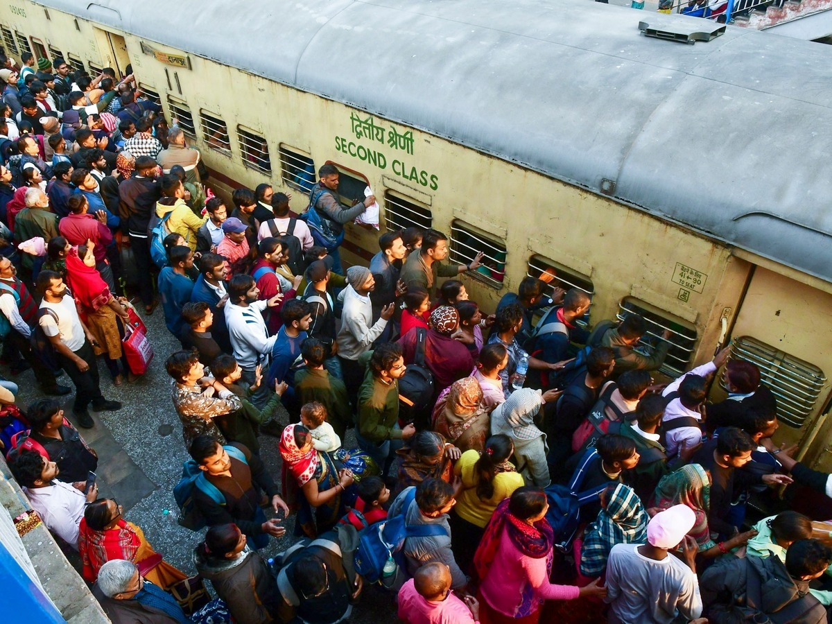 असम जाने वाली ट्रेनों में अचानक से बढ़ने लगी भीड़,बांग्लादेशी घोषित होने के डर से लोगों ने वोट करने का लिया निर्णय?