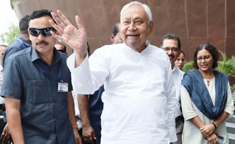 नीतीश कुमार के 20 साल के शासन का हुआ समापन,राज्यपाल को सौंपा इस्तीफा