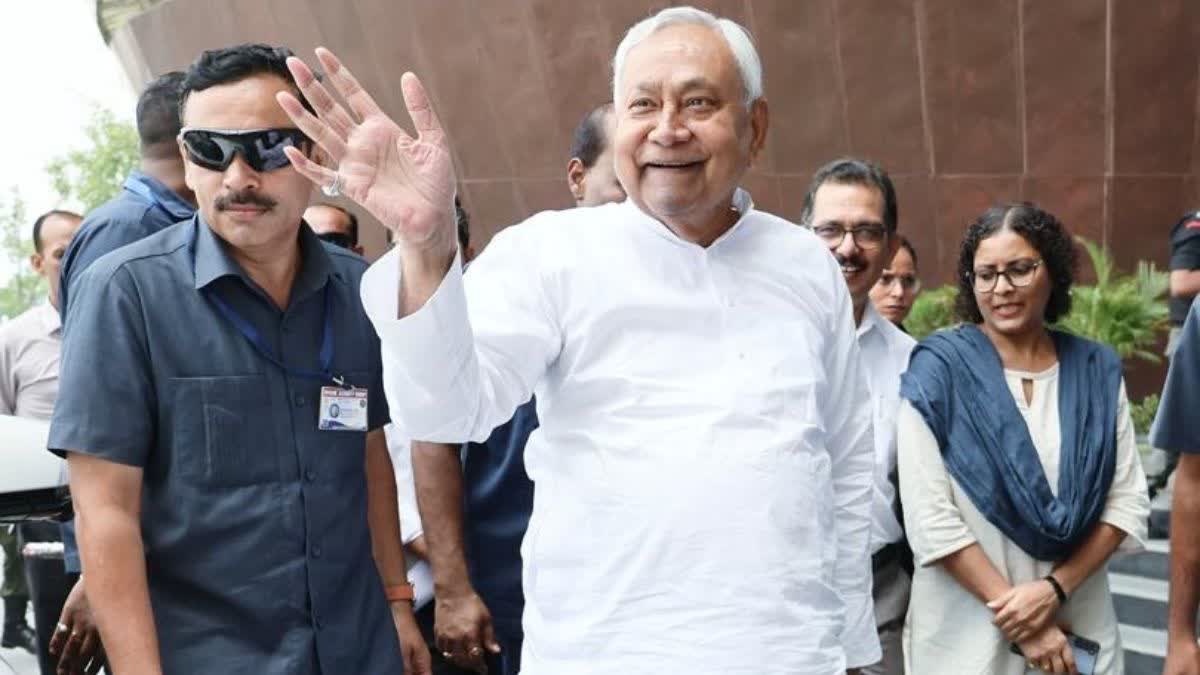 नीतीश कुमार के 20 साल के शासन का हुआ समापन,राज्यपाल को सौंपा इस्तीफा