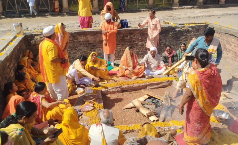 कोर्ट के फैसले के बाद भोजशाला में पूजा-पाठ कर आज स्थापित की गई मां वाग्देवी की प्रतिमा,नियमित पूजा-पाठ करने की मिल चुकी है अनुमति