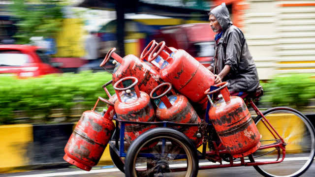 अब आसानी से मिलेगा LPG सिलेंडर,बुक करने से लेकर रिसीव करने तक की बदल गई प्रक्रिया