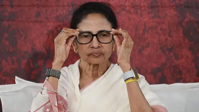 TMC सांसदों के टूटने की अटकलें तेज,विधायकों में फूट के बाद बढ़ी ममता बनर्जी की बेचैनी
