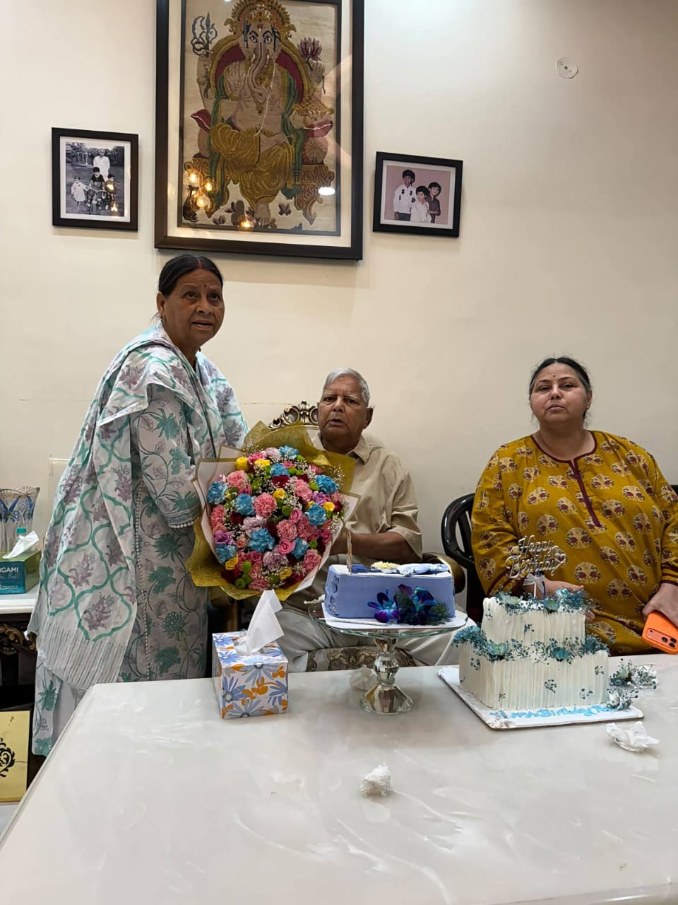 लालू यादव ने अपने परिवार संग काटा केक,राजद कार्यकर्ताओं ने दी शुभकामनाएं