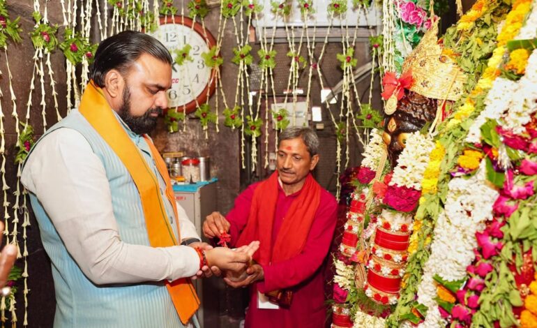 मां मुंडेश्वरी धाम में सीएम सम्राट ने किया दर्शन-पूजन,शादी की बधाई देने के लिए पहुंच गए क्रिकेटर आकाशदीप के घर