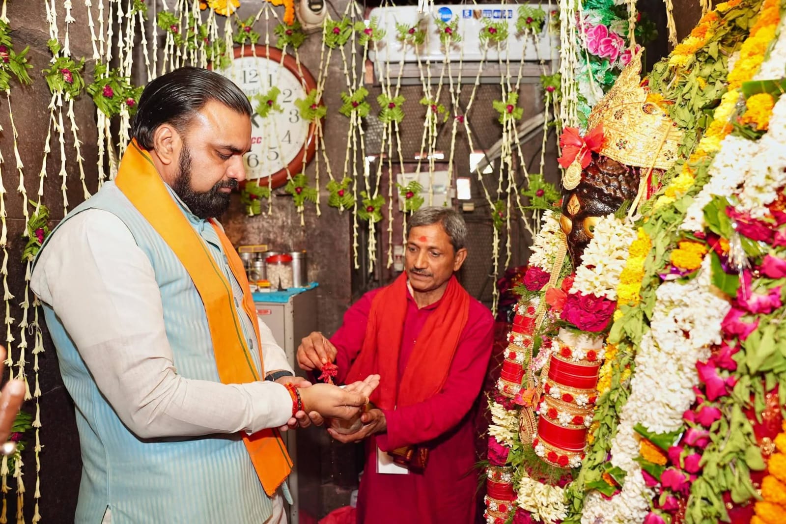मां मुंडेश्वरी धाम में सीएम सम्राट ने किया दर्शन-पूजन,शादी की बधाई देने के लिए पहुंच गए क्रिकेटर आकाशदीप के घर