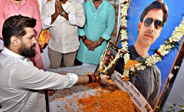 भरत तिवारी के घर पहुंचकर चिराग ने सेंकी राजनीतिक रोटी,बोले-प्रशासन से तो ऐसे विश्वास उठ जाएगा