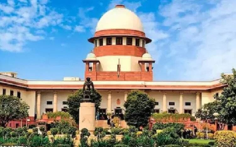 CJI ने लिया बड़ा फैसला,कोर्ट में कागज फेंकने वाले शख्स पर नहीं होगा कार्रवाई