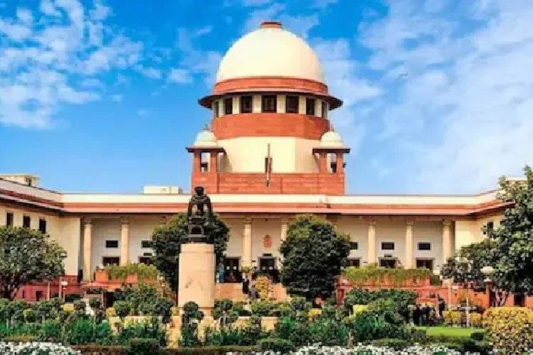 CJI ने लिया बड़ा फैसला,कोर्ट में कागज फेंकने वाले शख्स पर नहीं होगा कार्रवाई