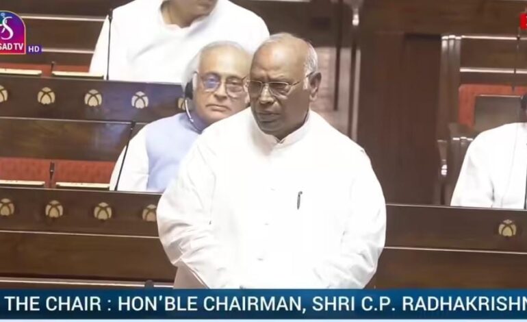मॉनसून सत्र शुरू होते ही संसद में विपक्ष का हंगामा,खरगे बोले- जंतर-मंतर पर छात्रों के साथ हुआ लाठीचार्ज