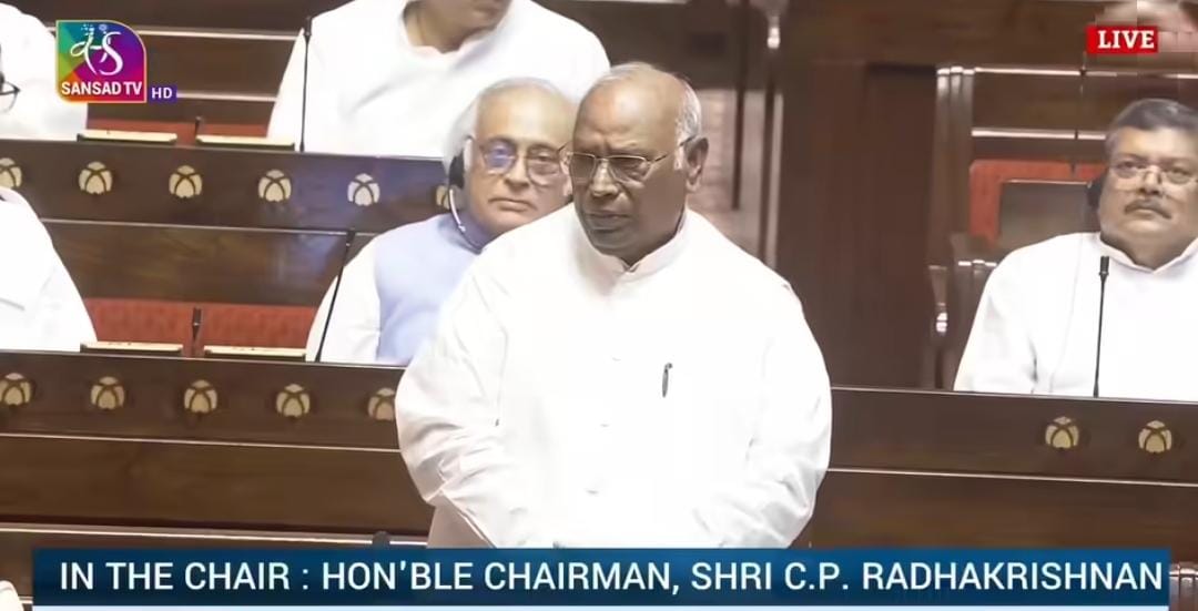 मॉनसून सत्र शुरू होते ही संसद में विपक्ष का हंगामा,खरगे बोले- जंतर-मंतर पर छात्रों के साथ हुआ लाठीचार्ज