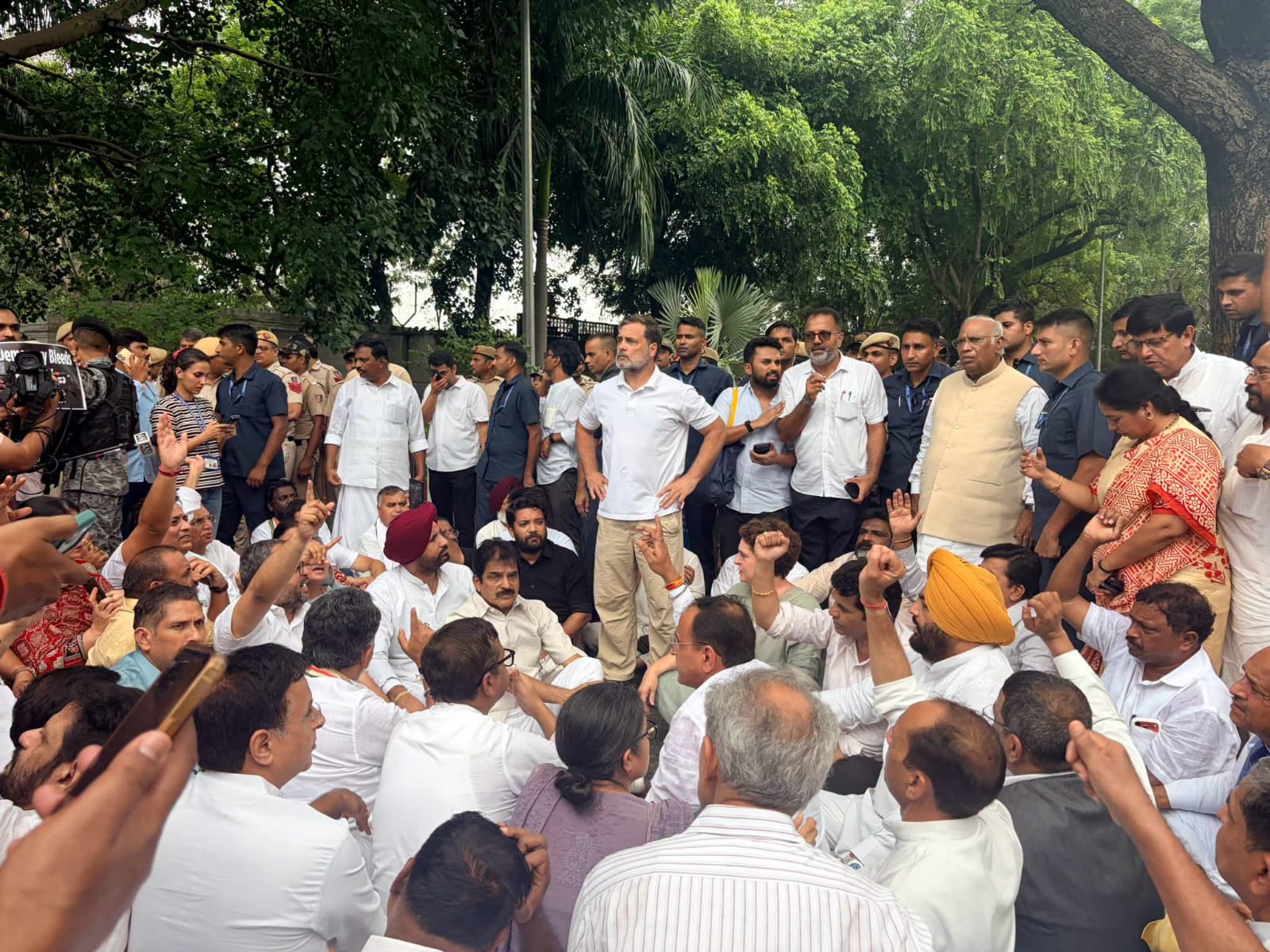 राहुल-प्रियंका का सरकार के खिलाफ प्रदर्शन,पीएम आवास के बाहर कांग्रेस का धरना