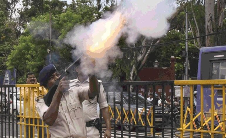 पटना में प्रदर्शनकारी छात्रों पर पुलिस ने की लाठीचार्ज,धर्मेंद्र प्रधान के इस्तीफे की कर रहे थे मांग