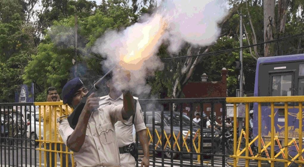 पटना में प्रदर्शनकारी छात्रों पर पुलिस ने की लाठीचार्ज,धर्मेंद्र प्रधान के इस्तीफे की कर रहे थे मांग